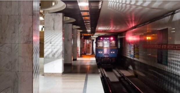 У Києві дитячий самокат паралізував роботу метро: зупинилася червона гілка