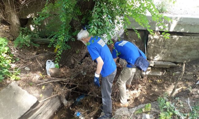 Щоб не підтоплювала дорогу: комунальники розчистили річку Либідь  