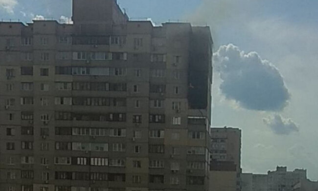 Біля будинку на Позняках, де був вибух, горить багатоповерхівка (відео)