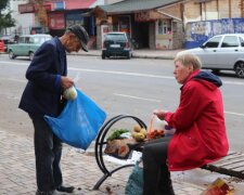 Гроші треба всім: за чим йдуть до нардепа-мажоритарника. Репортаж з першого прийому