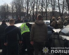 Погоня, розтрощені автівки та пістолет біля скроні: під Києвом затримали небезпечного зловмисника (відео)