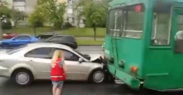 Не встиг загальмувати: на проспекті Правди автівка влетіла в тролейбус (відео)