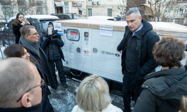 Допомога від Парижа: мер Анн Ідальго особисто привезла Києву нову партію потужних генераторів