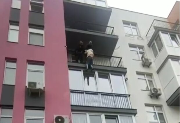 Умовили не стрибати: у Києві поліція врятувала підлітка від суїциду (відео)