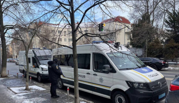 У Києві під Офіс президента автобусами масово стягують силовиків