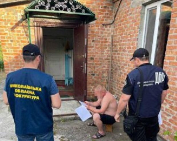Поліцейські на Миколаївщині передали російським окупантам табельну зброю