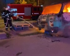 На світанку в Києві вщент згорів автомобіль (відео)