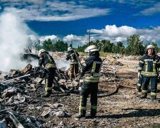 Пожежники пів дня гасили пожежу на сміттєзвалищі в Дарниці