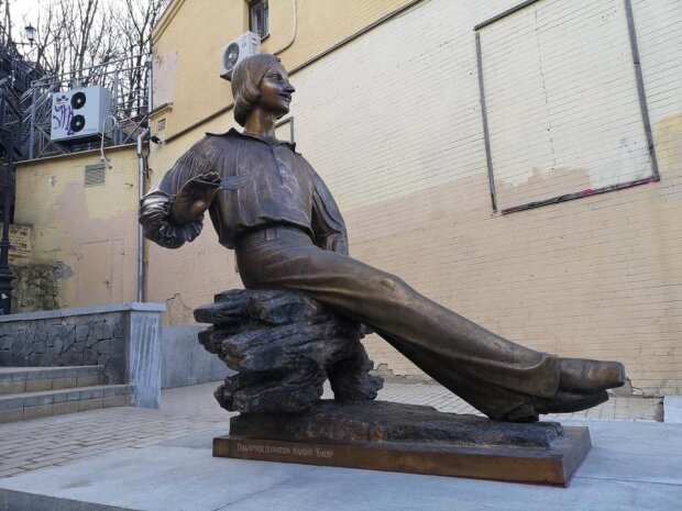 На київському Андріївському узвозі несподівано для всіх з’явився пам’ятник Гоголю