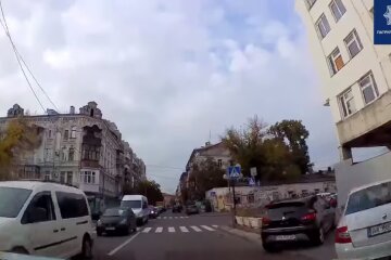 водійка Ford врізалась в авто патрульних
