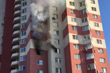 Серйозна пожежа в Дарниці: на 9-му поверсі палає квартира