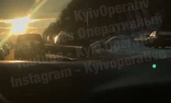 У Києві авто таксі занесло на парапет (відео)