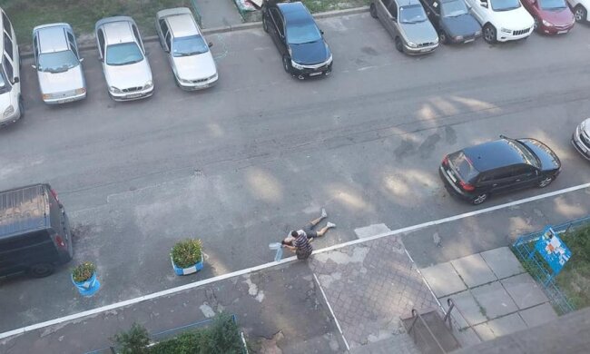 У Києві мати побачила сина-підлітка, який стрибнув з даху багатоповерхівки