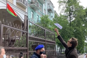 Білоруське посольство в Києві закидали паперовими літачками