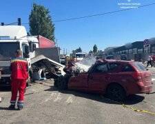 У селі під Києвом сталась ДТП за участі вантажівок та легковика — є загиблі