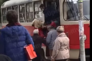 Пристрасті через маску: у Києві дівчину виштовхували з трамвая (відео)