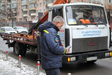 У Києві за неправильну парковку евакуювали машину члена родини Вакарчука