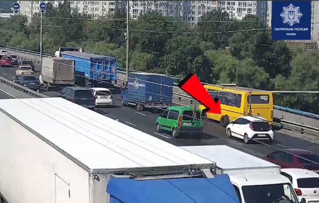 У Києві у маршрутки відпали колеса
