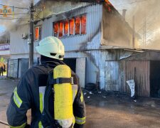 У Києві масштабна пожежа: горять будівлі та автомобілі (відео)