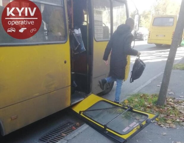 У Київської маршрутки на ходу відвалилися двері