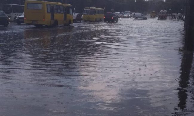 У Києві дощ, а їм весело: як містяни розважаються в непогоду