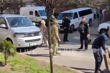 Через підозріле авто біля Голосіївського РТЦК перекривали вулицю в Києві