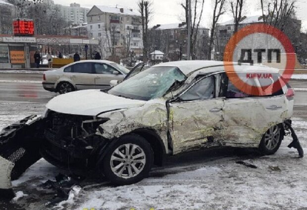 Велика ДТП під Києвом із постраждалими: маршрутка не поділила дорогу з авто (відео)