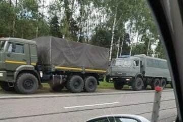 Без маркування та номерних знаків: до кордонів Білорусі прямує військова техніка РФ (відео)