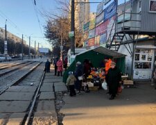 Бізнес на Борщагівці: за торгівлю на трамвайних коліях покарали торгашів
