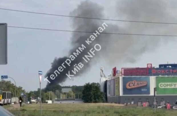 У Києві сталася сильна пожежа неподалік ТРЦ Lavina Mall
