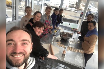 Свято по-волонтерськи: Жінки організували процес з виробництва напівфабрикатів