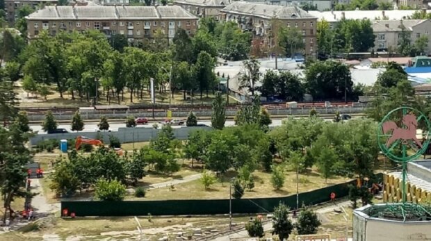 Демонтаж паркану у парку Малишка: місто намагається не допустити скандальне будівництво