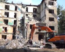 У Шевченківському районі Києва, на місці удару російської ракети, тривають роботи з ліквідації наслідків