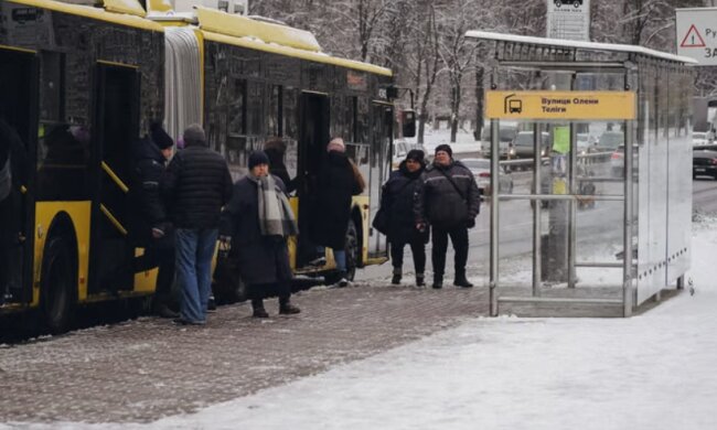 Комунальники пояснили потребу в тендері на 30 скляних зупинок транспорту за понад ₴8 млн