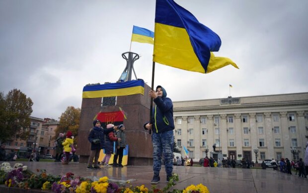 Вже півтижня вдома: Херсон масово розміновують, а в області знаходять братські могили