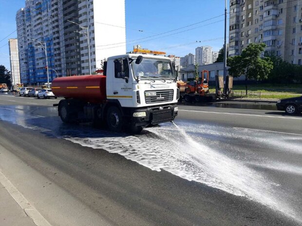 Інтенсивний душ для вулиць: як Київ рятують від спеки