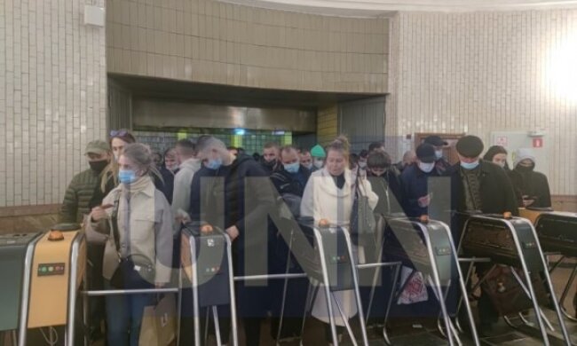 У столичному метро утворилось скупчення людей через “дії проти скупчення людей”