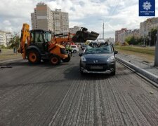 В Києві екскаватор зачепив ковшем дах автівки, водій травмований (відео)
