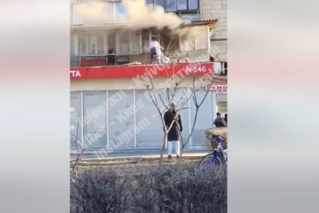 У Києві співробітник Нової пошти врятував жінку з пожежі (відео)