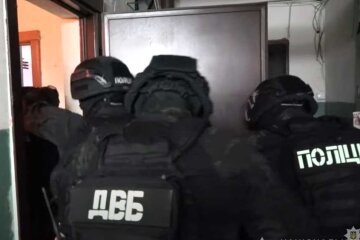 Столичні правоохоронці затримали групу псевдополіцейських