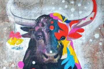 У Києві з’явився новий мурал в честь Року Бика