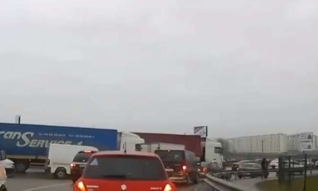 Рух на Кільцевій паралізовано: сталося одразу три аварії (відео)