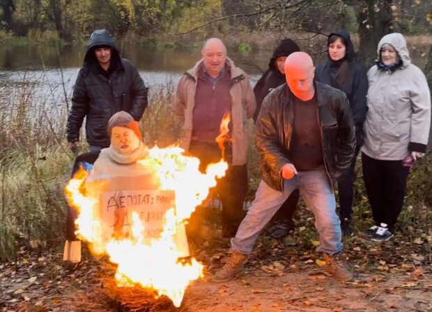 У Києві екоактивісти спалили опудало, схоже на депутатку Київради, через протидію захисту — у КМР подали заяву до поліції