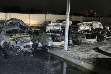 Під Києвом уночі на парковці згоріло п’ять автівок: місцеві говорять про підпал