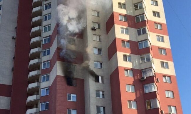 Серйозна пожежа в Дарниці: на 9-му поверсі палає квартира