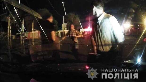 Під Києвом чоловік напав на поліцейського і пошкодив службове авто (відео)