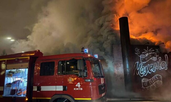У Києві вщент згорів ресторан (відео)