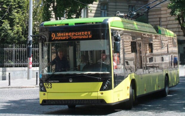 У Києві натовп чоловіків змушений був штовхати тролейбус, що зупинився на перехресті