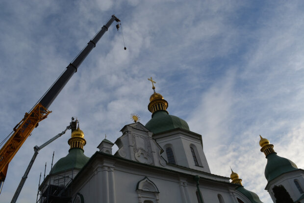 Вчора розпочали встановлювати відреставровані хрести на куполи Софіївського собору