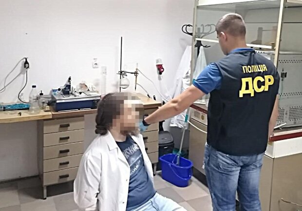 У львівському виші завідувач лабораторії виготовляв наркотики (фото, відео)